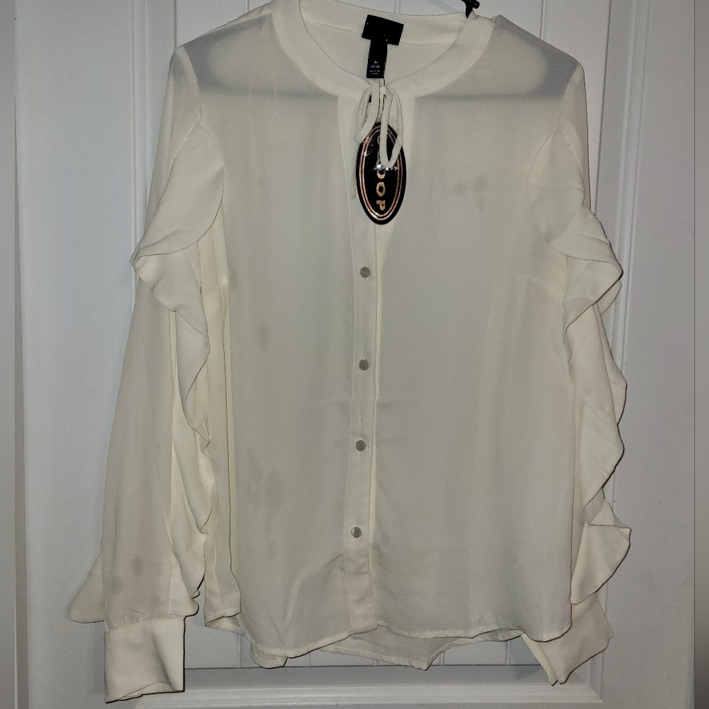 Scoop Cream Blouse with Ruffle Sleeves Detail NWT ♥️